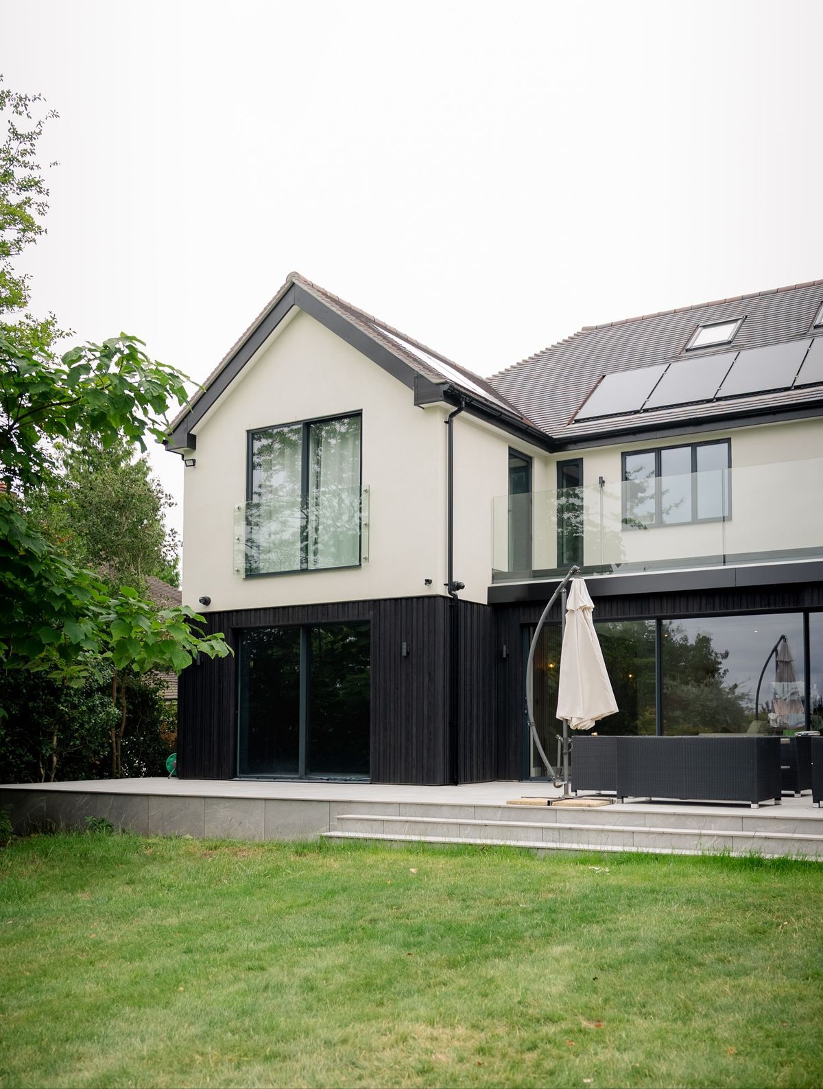 Double-storey rear extension, rendered upper floor over dark timber cladding. Southend-on-Sea, Essex